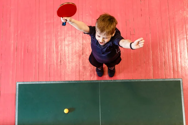 Семилетний ребенок наслаждается победой в настольном теннисе , — стоковое фото