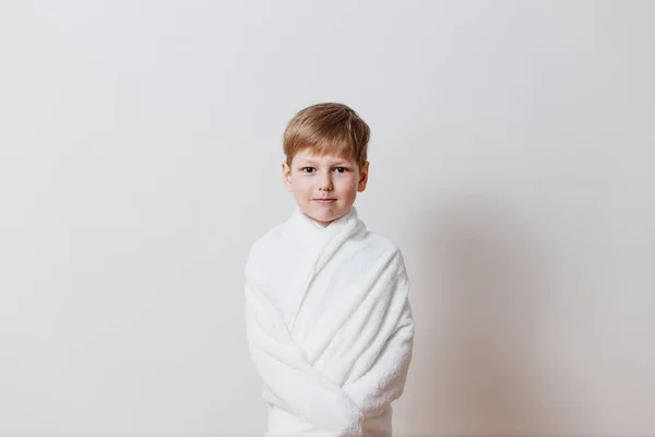 Ребенок в белой рубашке, смотрящий в камеру — стоковое фото