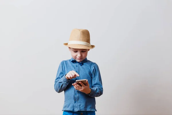 Bambino di cinque anni che gioca su smartphone — Foto Stock