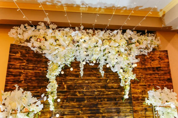 Flores blancas artificiales en la pared — Foto de Stock