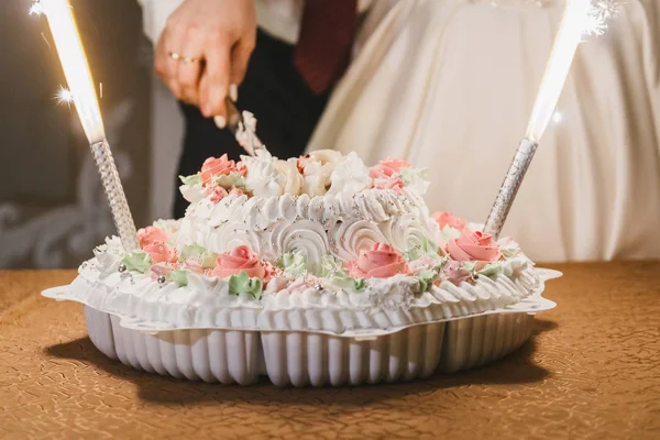 Newlyweds Cut wedding cake — Stock Photo, Image