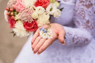 Gelinin elinde ihale çiçekler