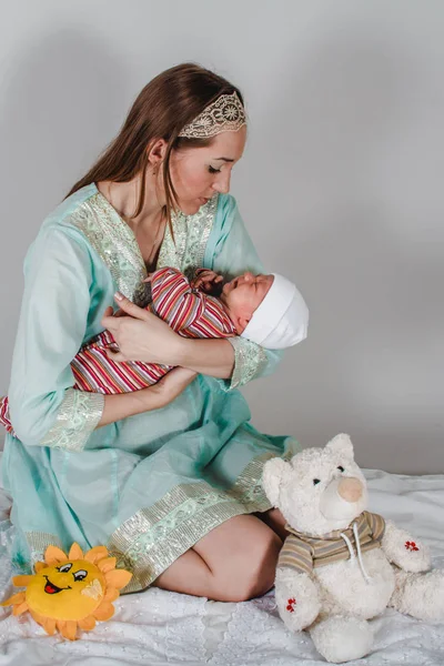 Joven mamá sosteniendo a un bebé recién nacido en sus manos — Foto de Stock