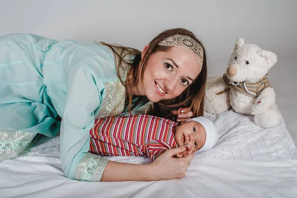 Joven mamá sonriente y recién nacido niño — Foto de Stock