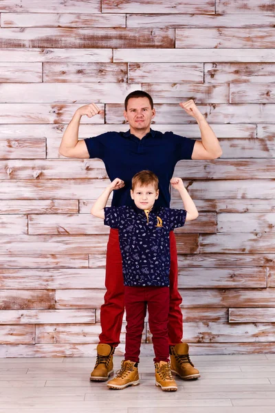 Отец и сын показывают мускулы — стоковое фото