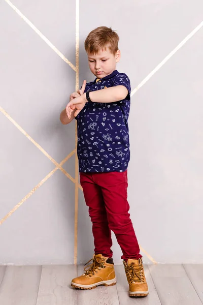 Boy tittar på Fitness arm band — Stockfoto