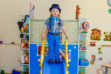 anaokulunda üç yaşındaki çocuk