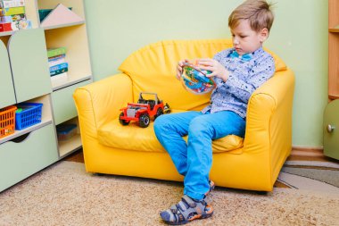 beş yaşındaki çocuk anaokulunda oynuyor