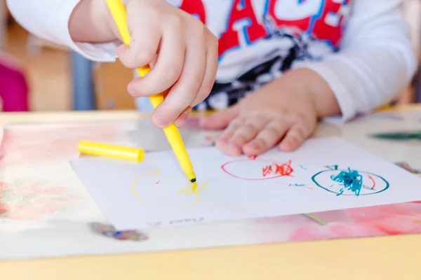 çocuk kalemleri işaretlerle kağıda çizilir