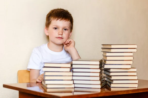 Dziecko i stosy książek — Zdjęcie stockowe