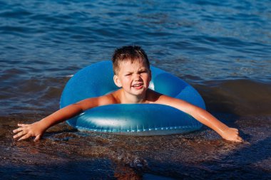 beş yaşındaki çocuk ve mavi şişme daire