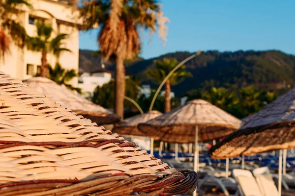 Соломенные пляжные зонтики Турции — стоковое фото