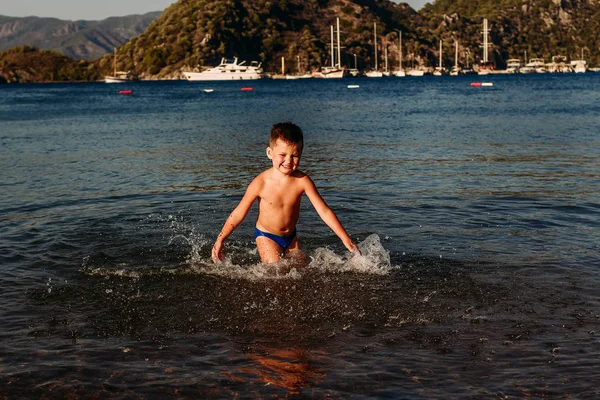 Весёлый пятилетний мальчик в море в Турции . — стоковое фото