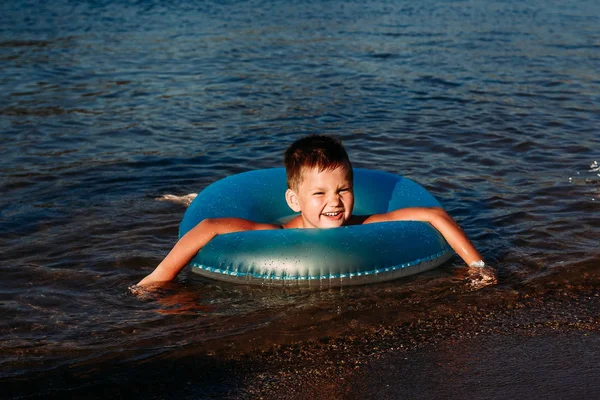 5歳の笑顔の子供が海で泳ぐ — ストック写真