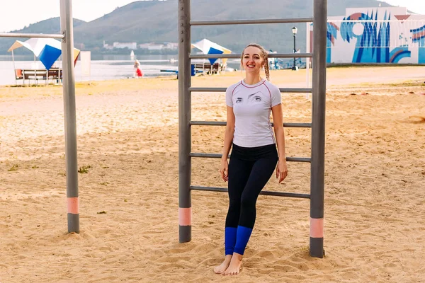 Giovane donna sportiva sulla spiaggia — Foto Stock