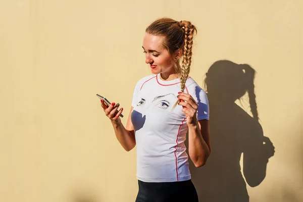 Giovane donna con uno smartphone in mano — Foto Stock