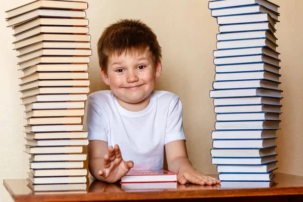 재미있는 소년과 책의 스택. 쾌활한 아이는 1 학년입니다.. — 스톡 사진