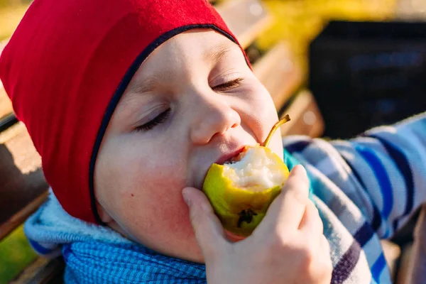 Младенец с аппетитом ест горох — стоковое фото
