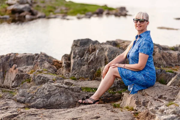 50-årig kvinna nära floden — Stockfoto