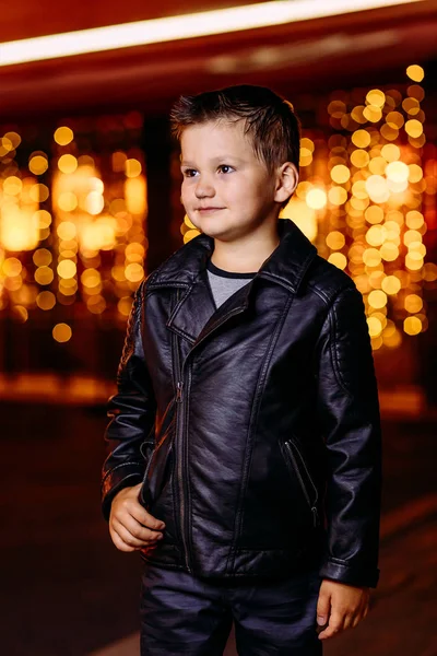 Мальчик в черной кожаной куртке — стоковое фото