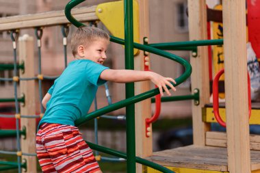 Kafkas yedi yaşındaki çocuk evin yakınındaki oyun alanında tırmanıyor