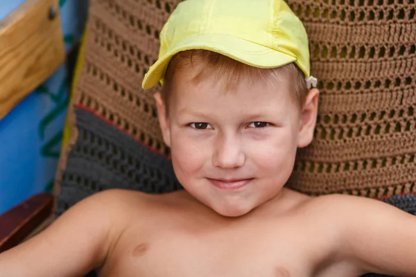 7-летний мальчик в жёлтой кепке — стоковое фото