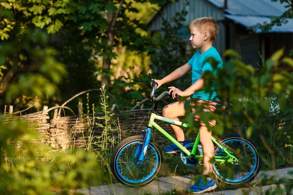 Çocuk bisikletindeki çocuk — Stok fotoğraf
