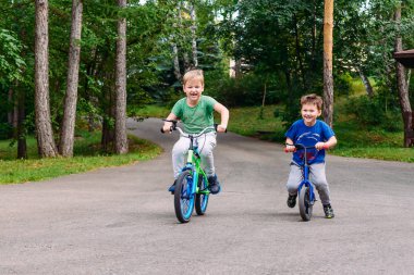 neşeli küçük çocuklar bisiklete binmek