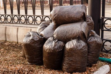 Siyah plastik çöp torbası yığını.