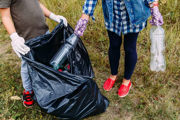 Проблемы пластиковых отходов. утилизация пластика. защита окружающей среды. очистка отходов — стоковое фото