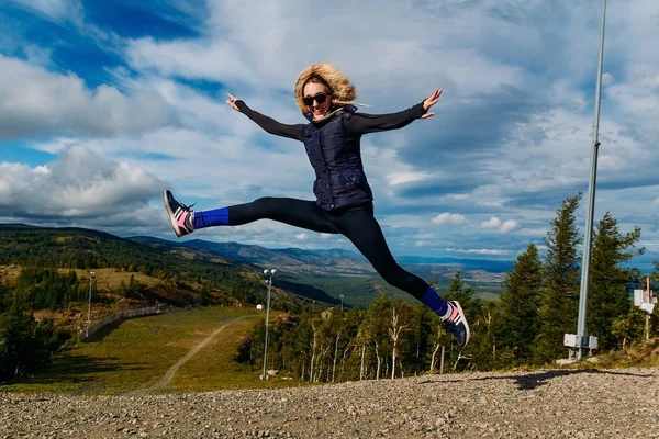 Leende kvinna hoppar i garn — Stockfoto