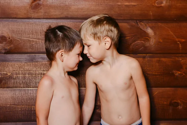 Twee vrolijke peuter jongens kijken naar elkaar — Stockfoto