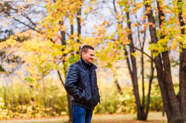 sonbaharda deri ceketli adam