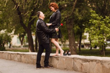 kırk yaşındaki erkek ve kadın yaz aylarında açık havada birbirlerine bakmak