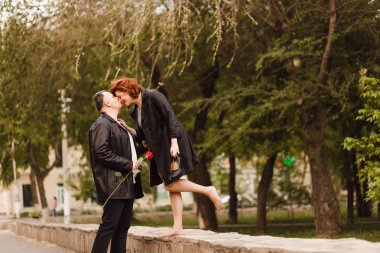 kırk yaşındaki adam açık havada bir kadın öpüşme.