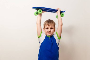 Kaykay tutan yedi yaşındaki çocuk