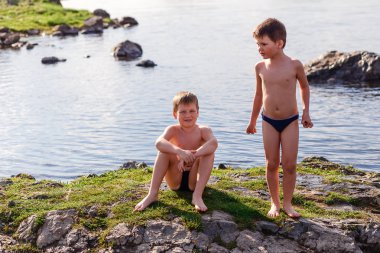 nehirde oynayan şort banyo iki erkek