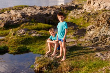 aynı T-shirt ve şort iki erkek