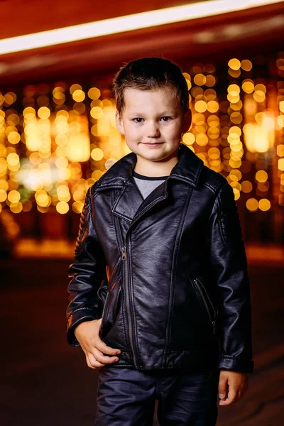 Портрет мальчика в кожаной куртке ночью — стоковое фото