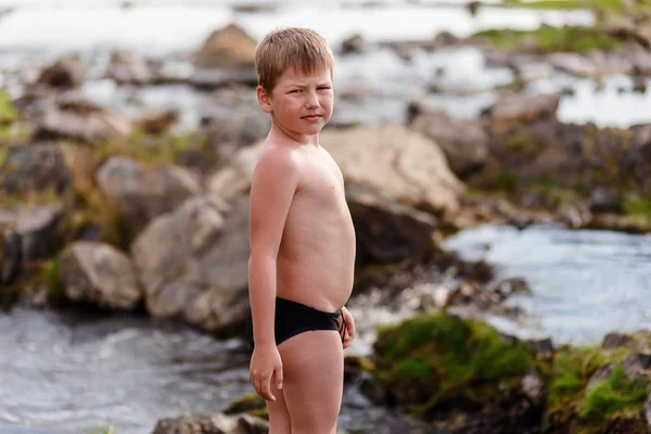 Sju år gammal pojke i badbyxor — Stockfoto