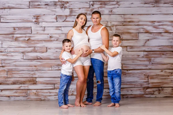 Familia feliz esperando a su tercer hijo —  Fotos de Stock