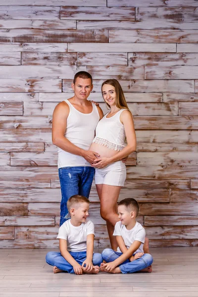 Sorridente jovem família branca de quatro dentro de casa — Fotografia de Stock