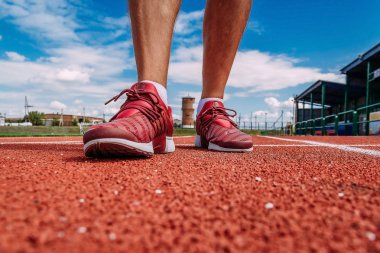 Spor stadyumunda kırmızı spor ayakkabılı erkekler. daha düşük bir açıdan ateş etmek.
