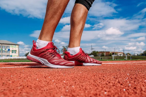 Erkeklerin ayaklarında spor ayakkabı içinde