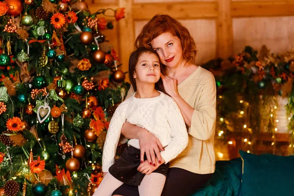 Mor och dotter till jul — Stockfoto