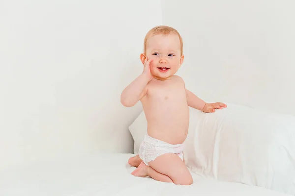 Bebê Sorridente Apenas Uma Fralda Fundo Branco — Fotografia de Stock