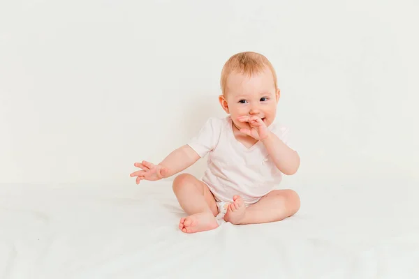 Baby Shirt Och Blöja Suger Fingrar Vit Bakgrund — Stockfoto