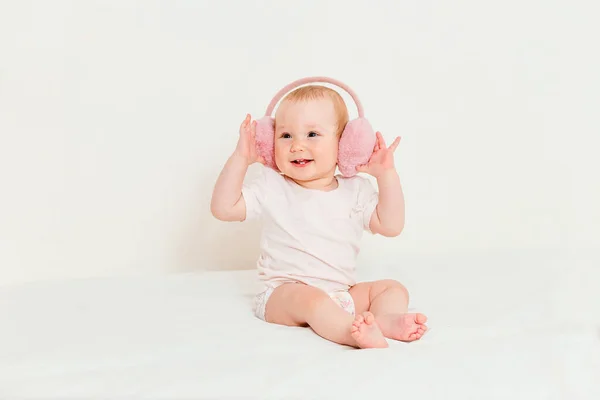 Bebê Sorridente Uma Fralda Fones Ouvido Pele Senta Cama Fundo — Fotografia de Stock