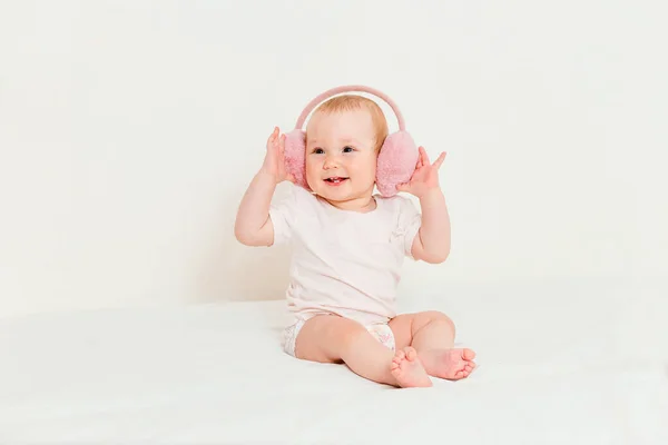 Bébé Souriant Dans Une Couche Écouteurs Fourrure Assis Sur Lit — Photo