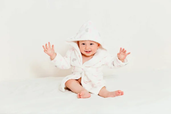 Fröhliches Kleines Mädchen Kapuzenmantel Sitzt Auf Dem Bett Auf Weißem — Stockfoto